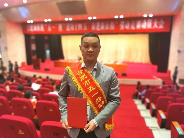 呂飛:腳下沾土壤 心中有真情+葉國龍+二公司+18957013421.jpg 呂飛:腳下沾土壤 心中有真情+葉國龍+二公司+18957013421.jpg